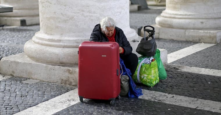 Pope joins homeless  people for private tour of Sistine Chapel 