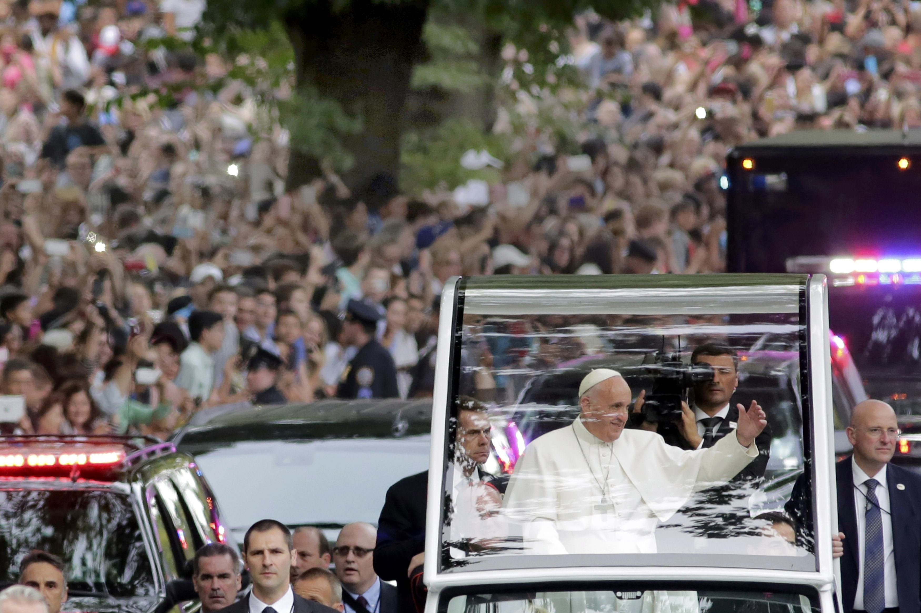 Pope Francis rides in motorcade thorugh New York's Central Park