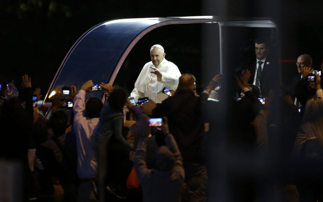 Pope delights Philly crowd with spontaneous talk on families