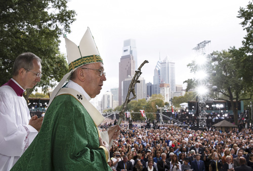 Serve, care for each other, pope tells families at closing Mass