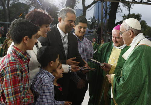 Pope says he left U.S. praying for, impressed by its people