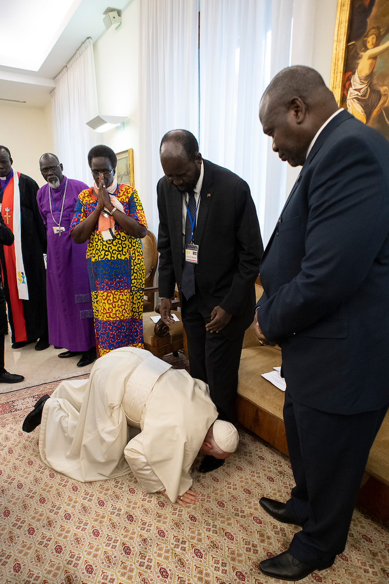At retreat for South Sudan leaders, pope literally begs for peace