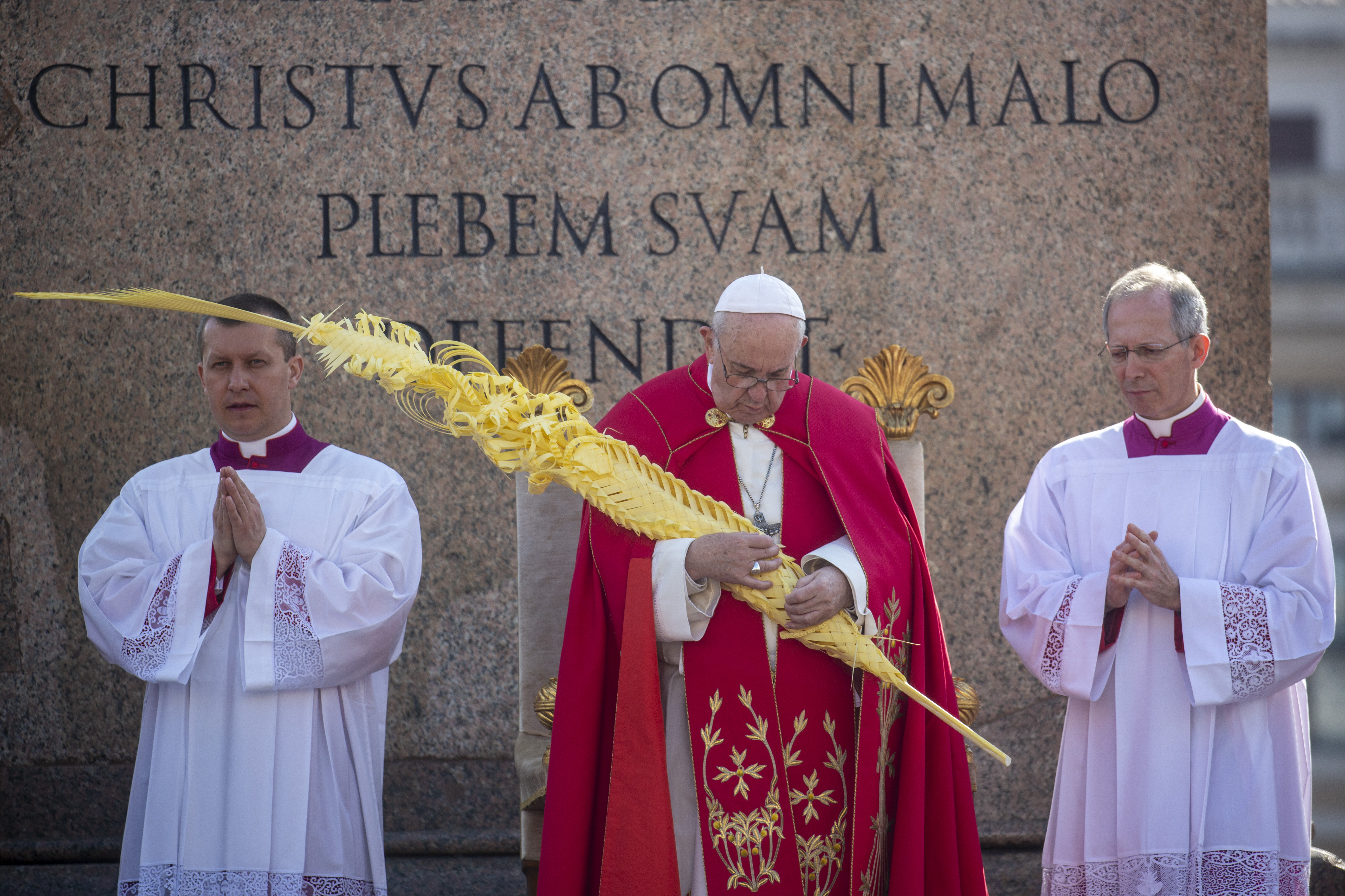 Embrace the cross, trust God will triumph, pope says on Palm Sunday
