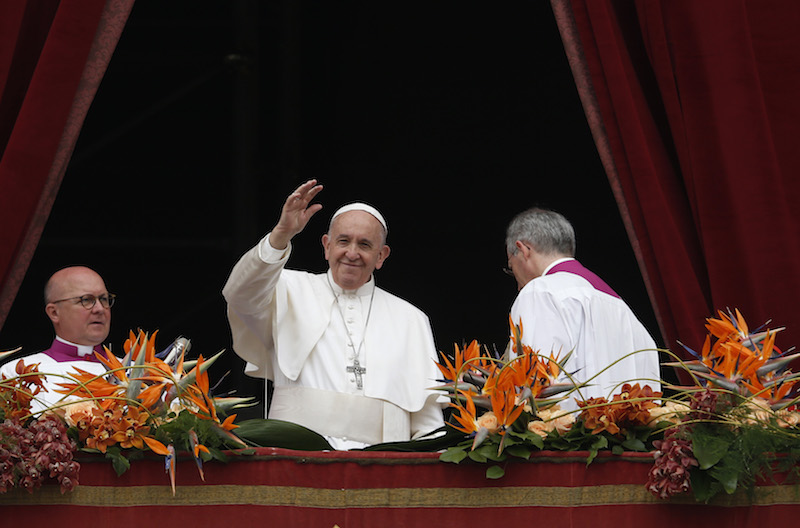 Only risen Christ can bring peace to world at war, pope says at Easter