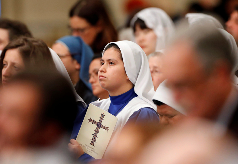 Christ wants to redeem everyone, pope tells mission teams