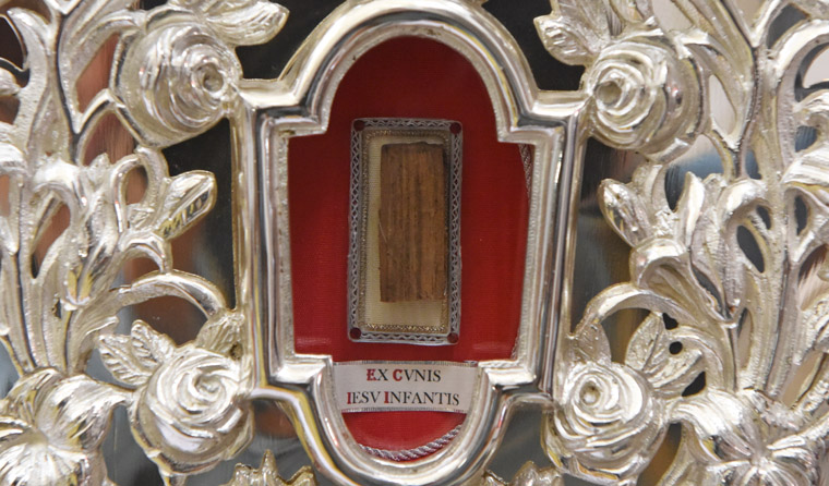 Pope returns part of relic of Jesus’ crib to Holy Land