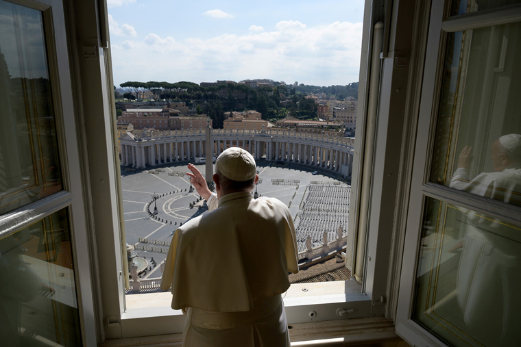Pope prays for clergy, public service employees working during lockdown