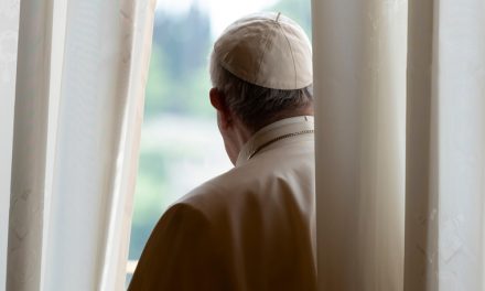 Wonder at gift of creation opens human hearts to prayer, pope says