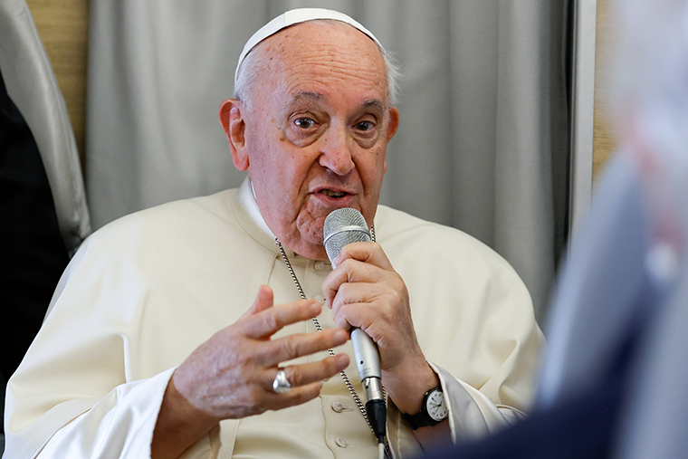 (SPANISH) POPE FRANCIS PLANE PRESS CONFERENCE