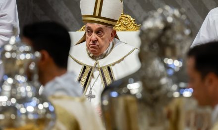 Let ‘tears of repentance’ flow, pope tells priests at chrism Mass