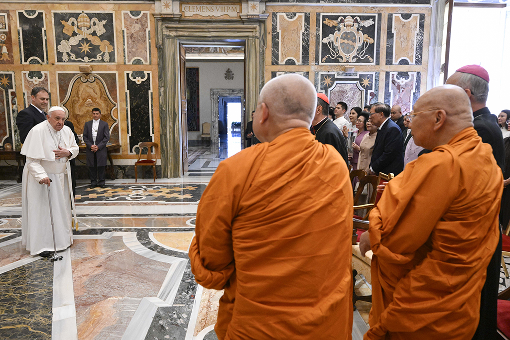 POPE FRANCIS BUDDHIST MONKS