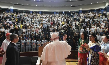 Pope encourages Singapore’s young to cultivate unity amid diversity