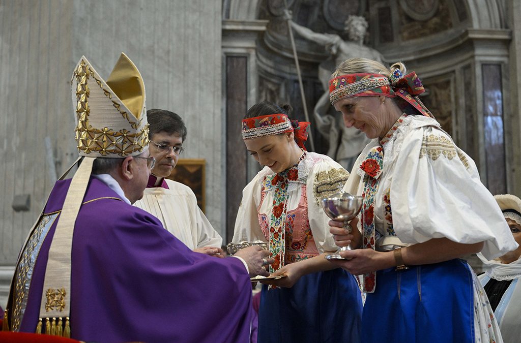 Jubilee renewal of faith builds confidence in God’s presence, pope says