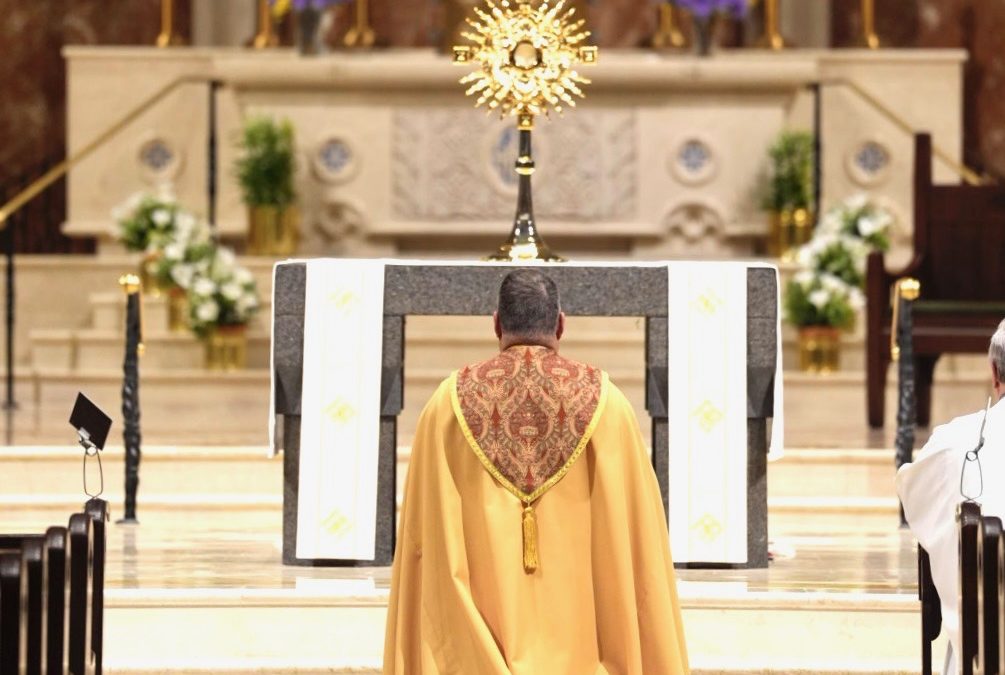 Faithful gather for holy hour ahead of papal conclave