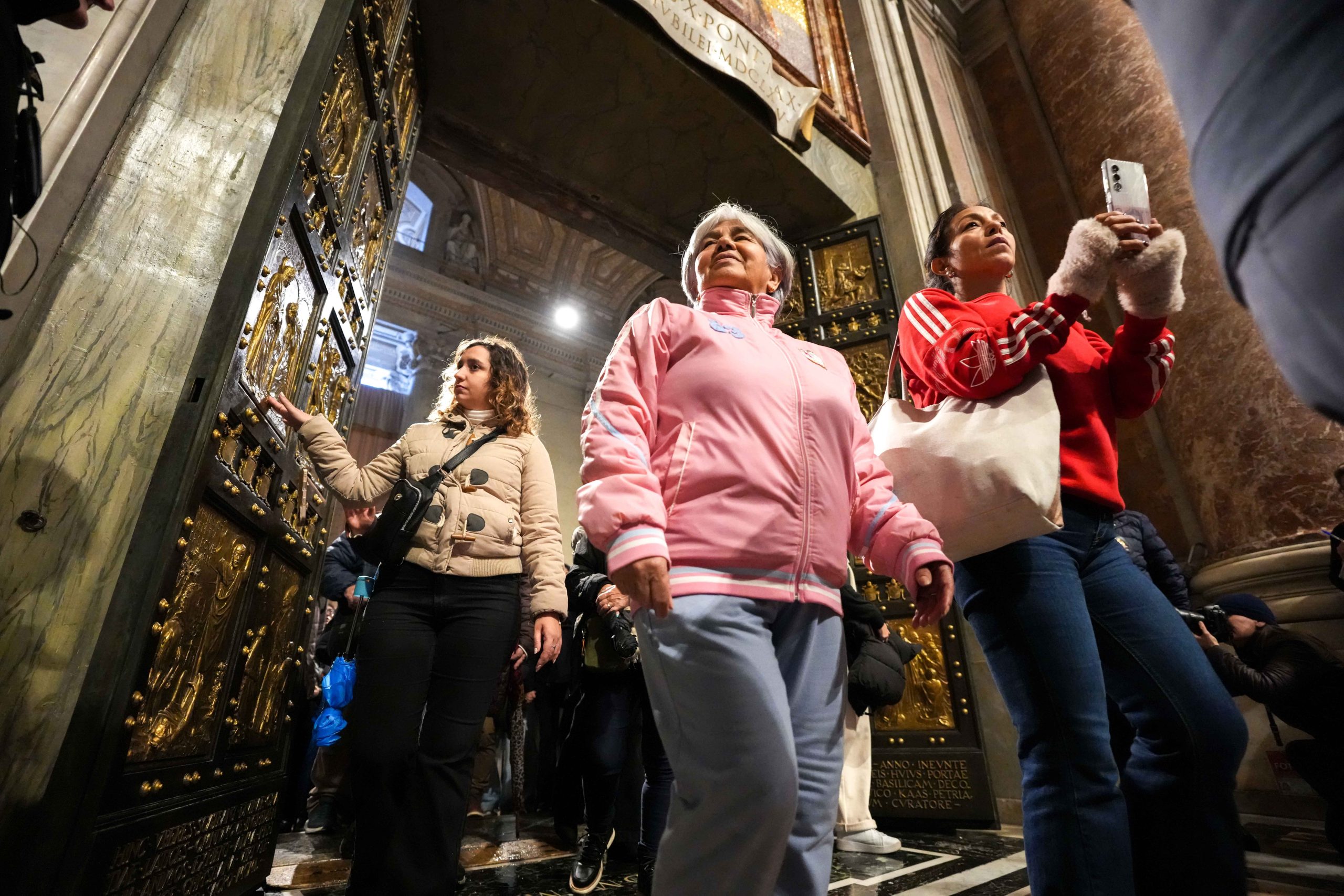 PILGRIMS LAST DAY HOLY DOOR ST. PETER’S BASILICA